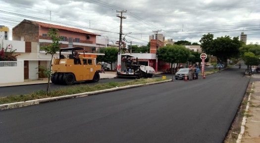Recapeamento asf�ltico avan�a e chega � Rua Juvenal Ledo, no Bairro Belo Horizonte, em Patos